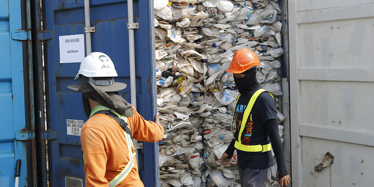 Insamlade plastsopor i en container i Klang, Malaysia.