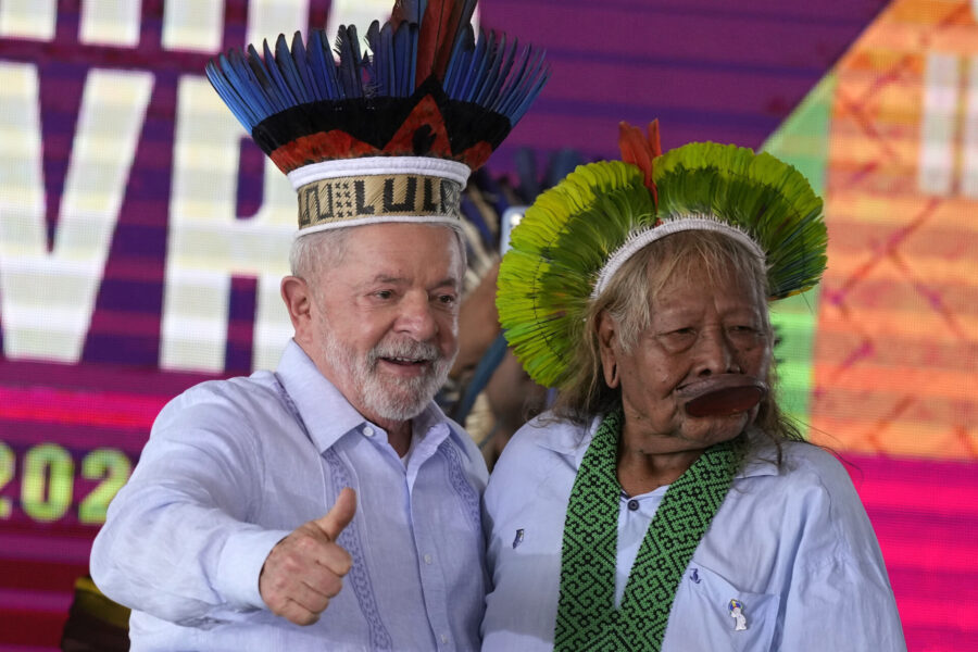 Brasiliens president Luiz Inácio Lula da Silva (till vänster) med Cacique Caiapo, Raoni Metuktire.