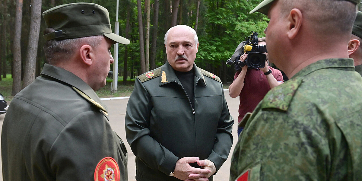 Den 15 maj visade sig Aleksandr Lukasjenko vid ett besök hos landets centralkommando för flygvapnet – iförd uniform och med ett bandage runt handen.