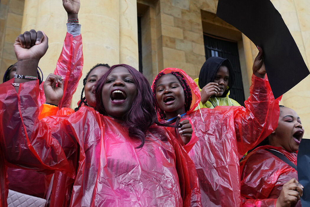Migrantarbetare skanderar slagord under en protest som hölls av organisationen Stop Violence and Exploitation för att kräva ett slut på våldet mot hemarbetare med anledning av Labor Day, framför det libanesiska nationalmuseet i Beirut, Libanon, lördag, 29 april 2023