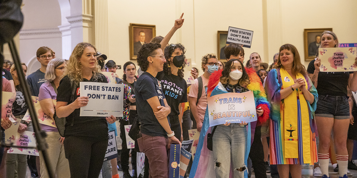 HBTQ+-gemenskapen samlas i rotundan i Texas Capitol innan kammaren överväger ett diskriminerande lagförslag som skulle förbjuda könsbejakande sjukvård för transungdomar.