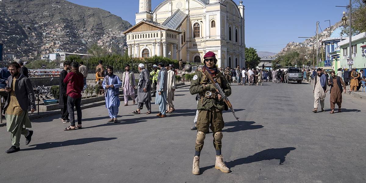 Talibansoldat håller vakt vid en moské i Kabul.