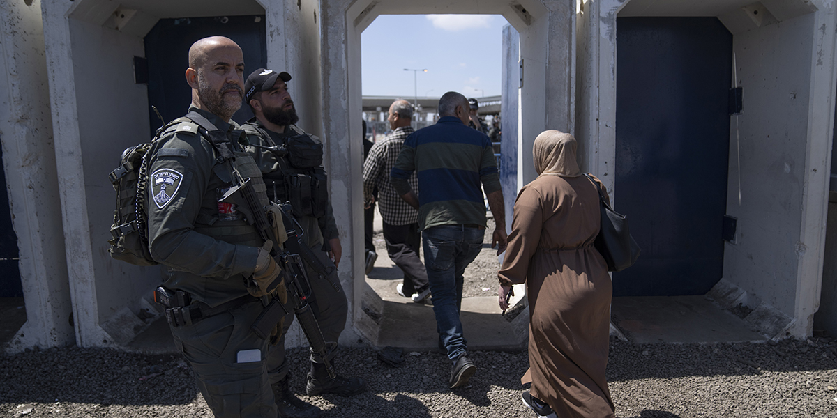 Israeliska gränspoliser vid en checkpoint för palestinier som försöker ta sig över från Västbanken till Jerusalem, fredagen den 14 april 2023.