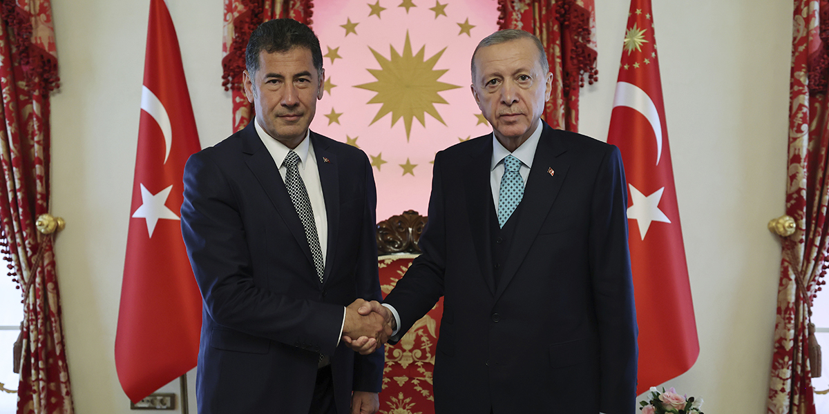 Sinan Ogan (till vänster) tillsammans med sittande presidenten Recep Tayyip Erdogan.