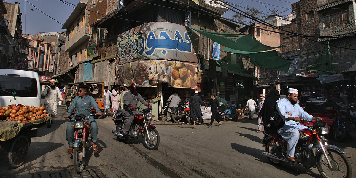 Trafik i centrala Peshawar, huvudstad i den nordvästra pakistanska provinsen Khyber Pakhtunkhwa, som gränsar mot Afghanistan.