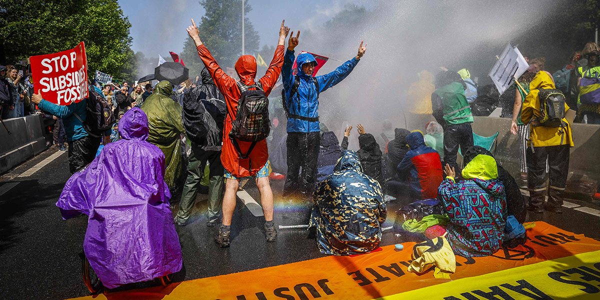 Flera tusen klimataktivister blockerade en motorväg i nederländska Haag på lördagen.
