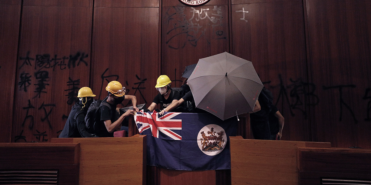Demonstranter inne i parlamentskammaren under stormningen i Hongkongs lagstiftande råd i juli 2019.