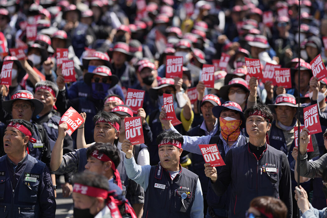 Medlemmar av den koreanska fackföreningsorganisationen ropar slagord under ett möte på första maj i Seoul, Sydkorea, måndagen den 1 maj 2023
