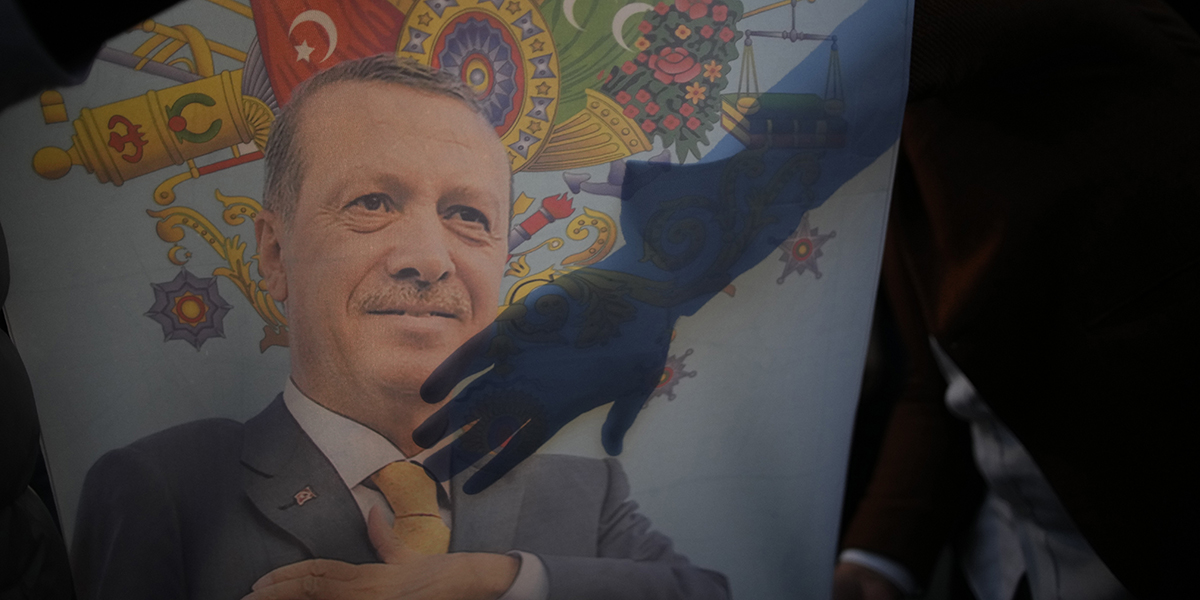  Anhängare till president Recep Tayyip Erdogan samlas utanför presidentpalatset i Ankara, Turkiet, söndagen den 28 maj 2023.