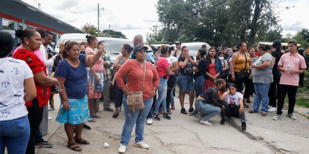 Anhöriga till intagna på kvinnofängelset i Tamara i utkanten av Honduras huvudstad Tegucigalpa.