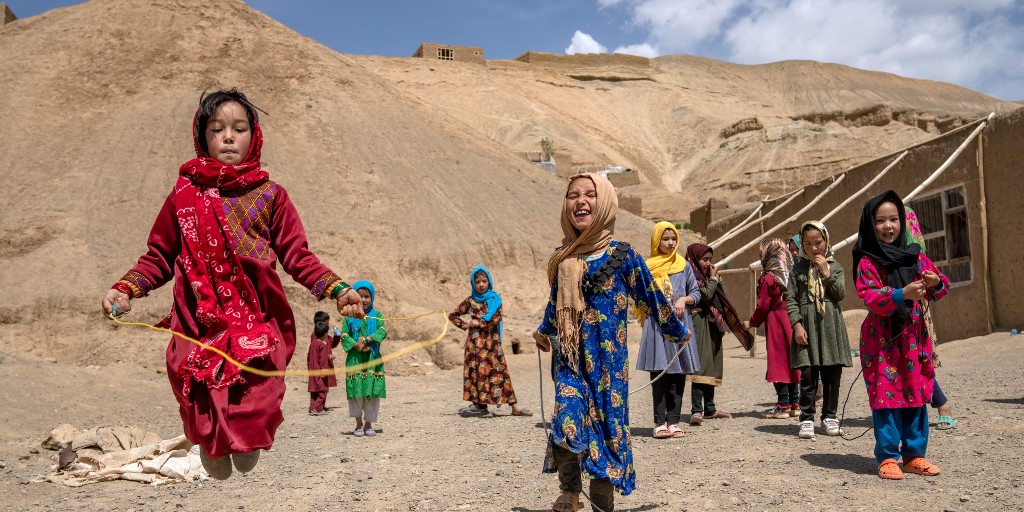 Stora mängder gräshoppor hotar årets veteskörd i Afghanistan och Rädda barnen varnar för att svält kan bryta ut.