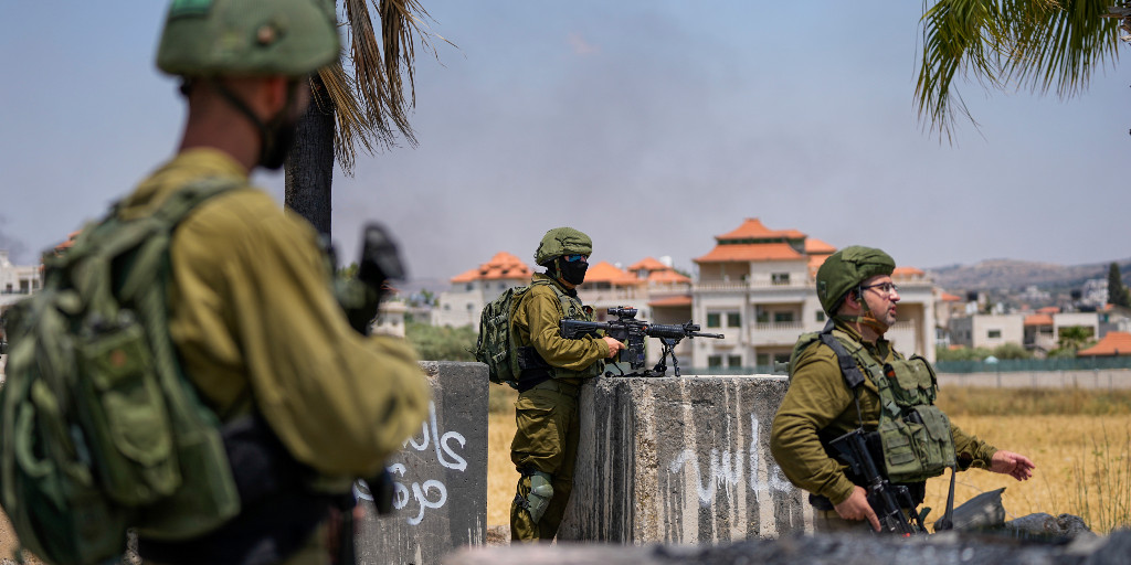 Israeliska soldater vid samhället Turmus Ayya på ockuperade Västbanken.