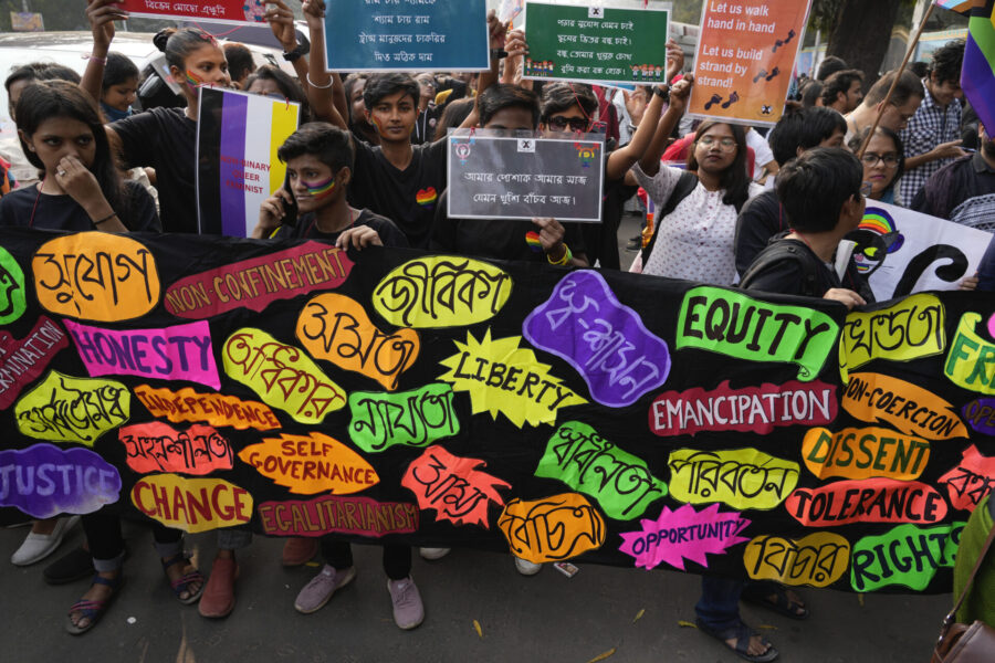 Aktivister och anhängare av HBTQ-gemenskapen deltar i en pride-vandring i Kolkata, Indien, 18 december 2022.