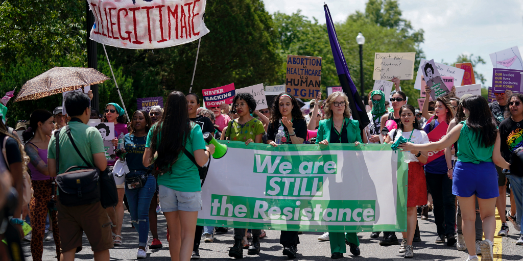 I lördags, på dagen ett år efter att HD rev upp Roe v Wade demonstrerade aborträttsförespråkare i Washington i USA.