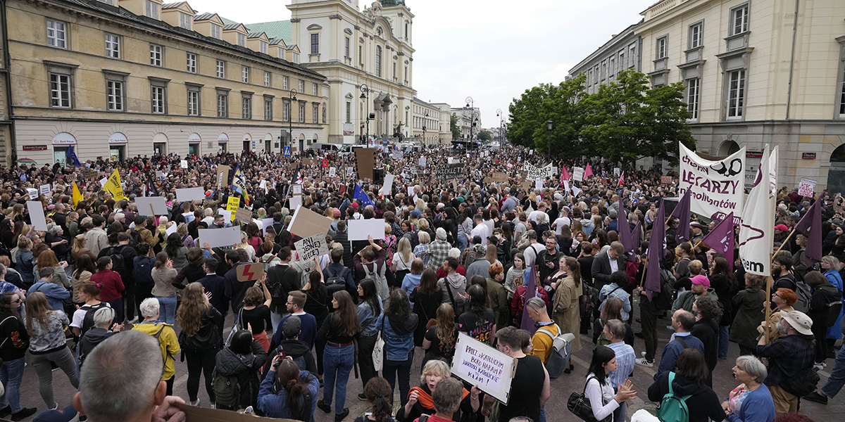Demonstrationer mot Polens abortlagstiftning genomfördes runt om i landet på onsdagen, här i Warszawa.