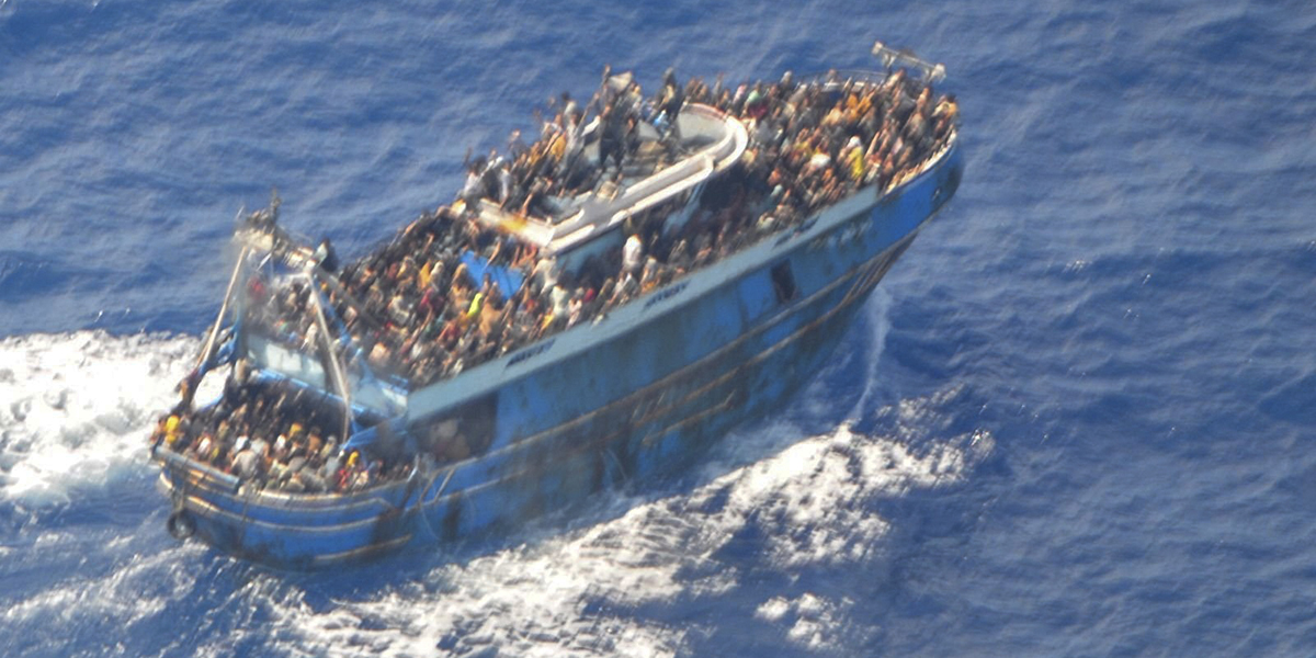 Fiskebåten som fraktade migranter som försökte nå Europa kantrade och sjönk utanför Grekland på onsdagen, sade myndigheterna, vilket lämnade minst 79 döda och många fler saknade i en av de värsta katastroferna i sitt slag i år.