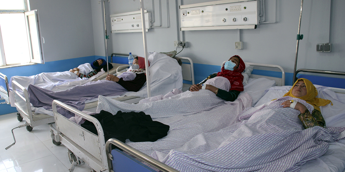 Afghanska skolflickor får behandling för misstänkt förgiftning, på ett sjukhus i Sar-e-Pul-provinsen i norra Afghanistan, måndagen den 5 juni 2023.