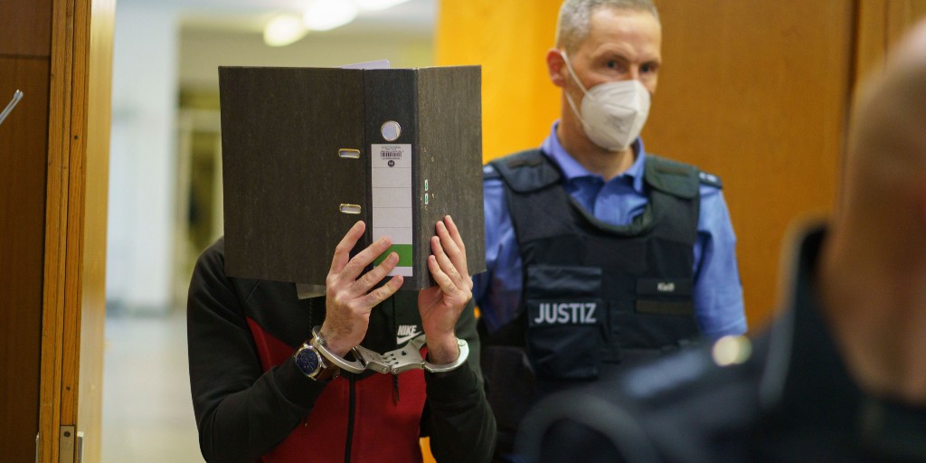 En IS-kvinna har dömts till nio års fängelse i en tysk domstol för att ha förslavat en yazidisk kvinna.