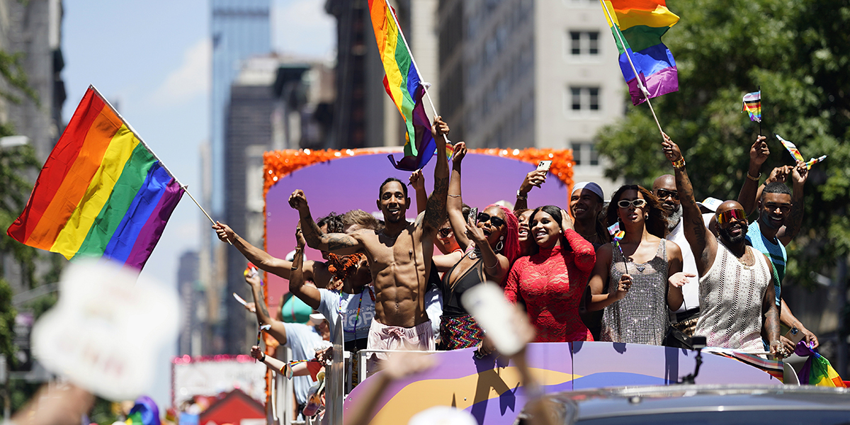 New York-bor firar prideparaden på Manhattan i juni förra året.