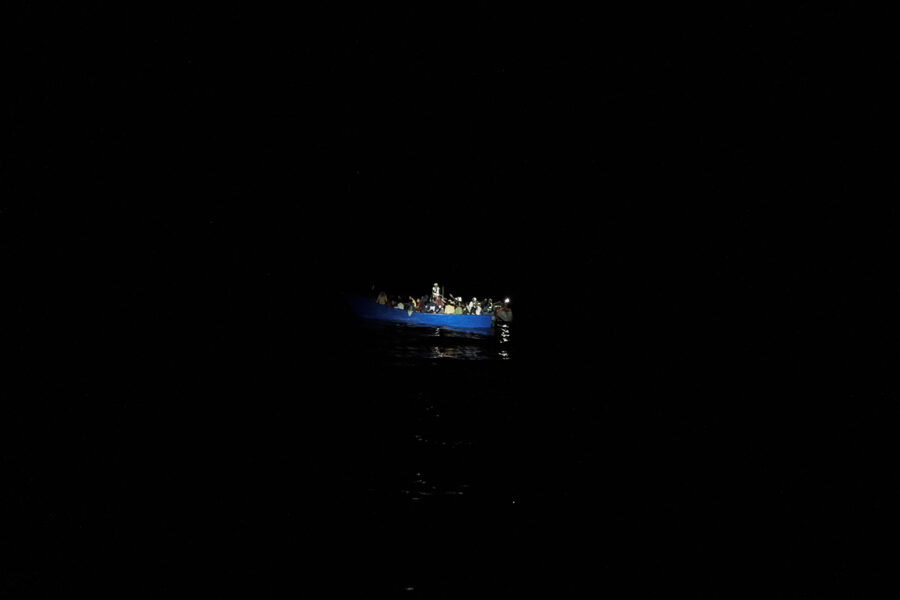 En båt med migranter driver i internationellt vatten utanför Malta i Medelhavet, tisdagen den 25 oktober 2022.