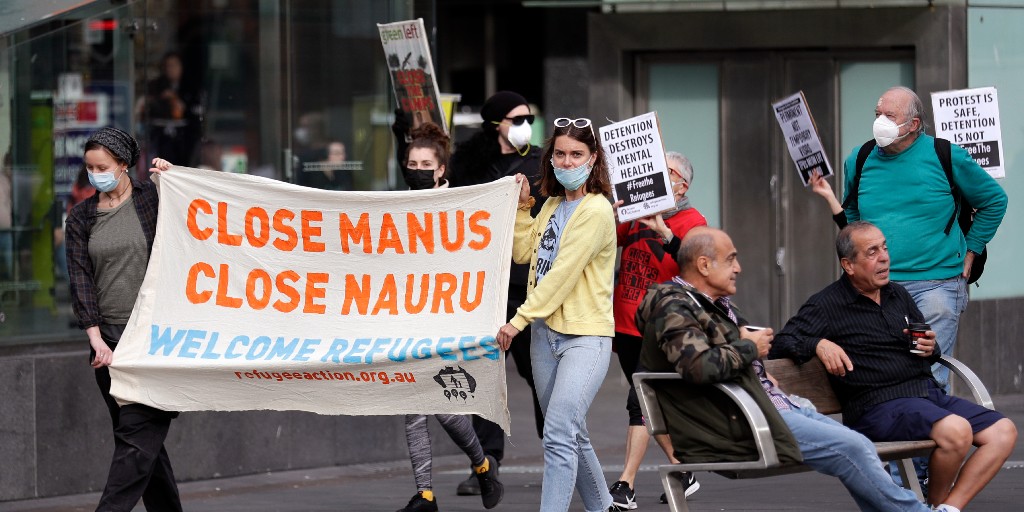 Demonstranter i Sydney protesterar mot Australiens avtal med öarna Manus och Nauru dit flyktingar hänvisas.