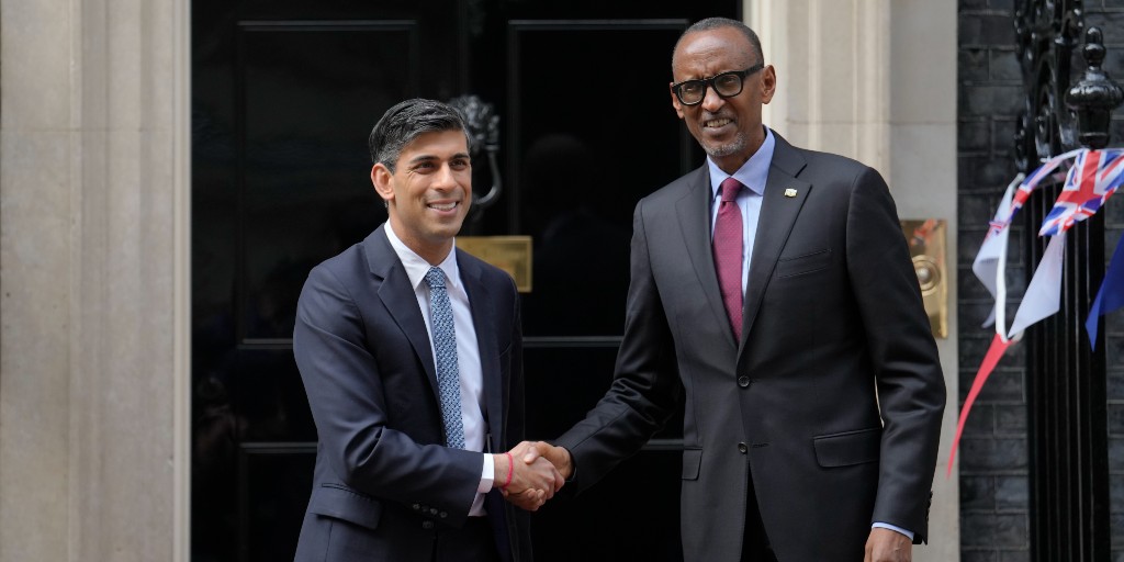 Överenskommelsen mellan Storbritannien och Rwanda om att låta migranter och asylsökande flygas till Rwanda för att få sin ansökan prövad där strider mot lagen enligt en dom på torsdagen.