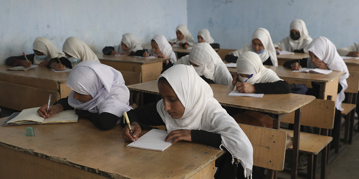Afghanska flickor i en grundskola i den afghanska huvudstaden Kabul i mars 2021 – före talibanerna tog makten i landet.