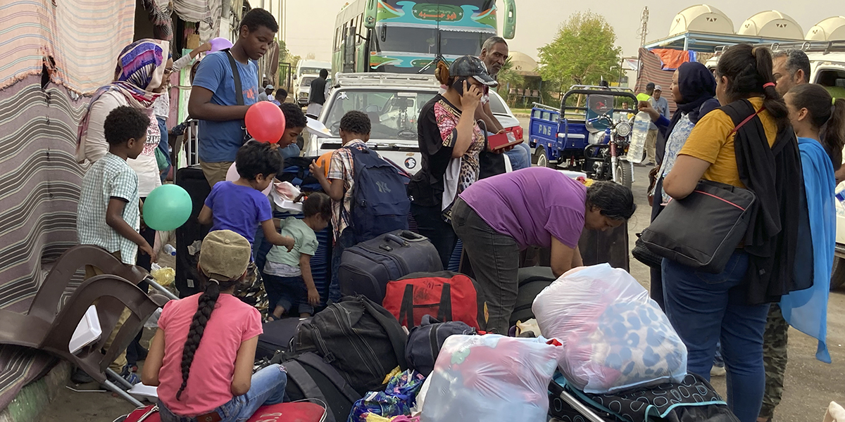 En sudanesisk familj, som flytt striderna i Sudans huvudstad, har precis anlänt till Karkars bussterminal i Egyptens södra provins Aswan fredagen den 5 maj 2023.