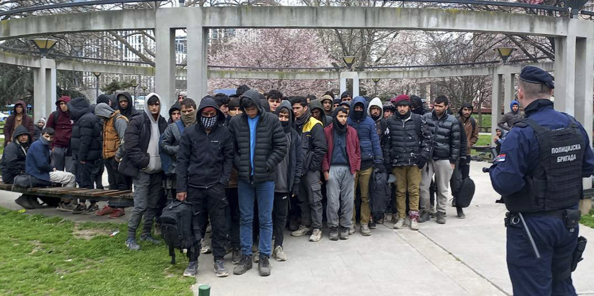 En grupp migranter fängslade av serbiska poliser i Belgrad, Serbien, onsdagen den 15 mars 2023.