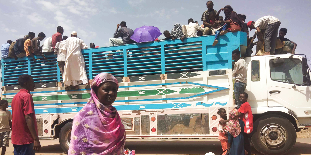 Folk lämnar Sudans huvudstad Khartoum under ett nytt försök till eldupphör, måndagen den 19 juni.