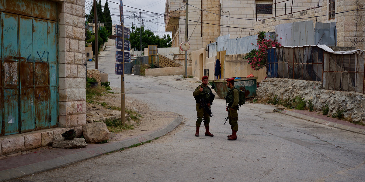 Tel Rumeida i Hebron, där totalt omkring 700 bosättare lever sida vid sida med palestinska familjer.