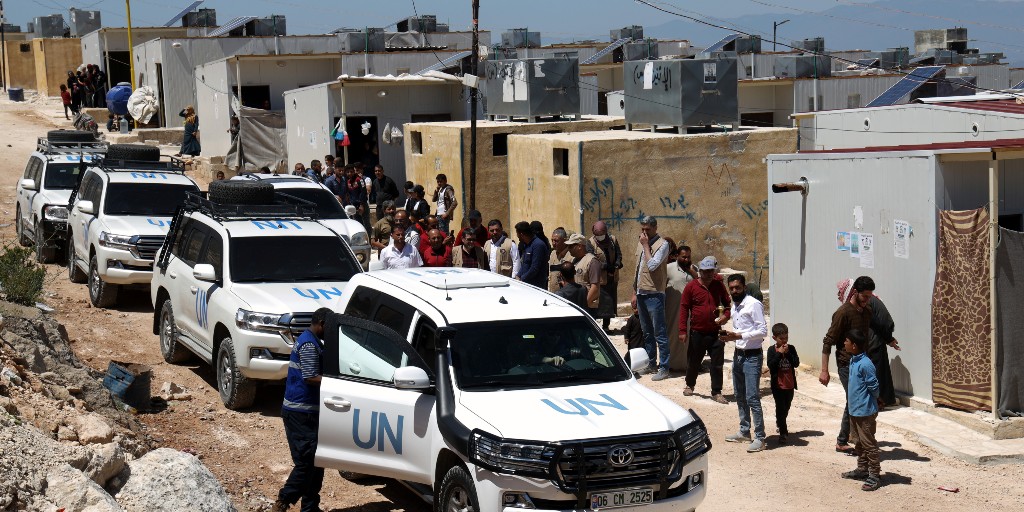En FN-konvoj anländer till ett läger i provinsen Idlib, Syrien, onsdagen den 3 maj 2023.