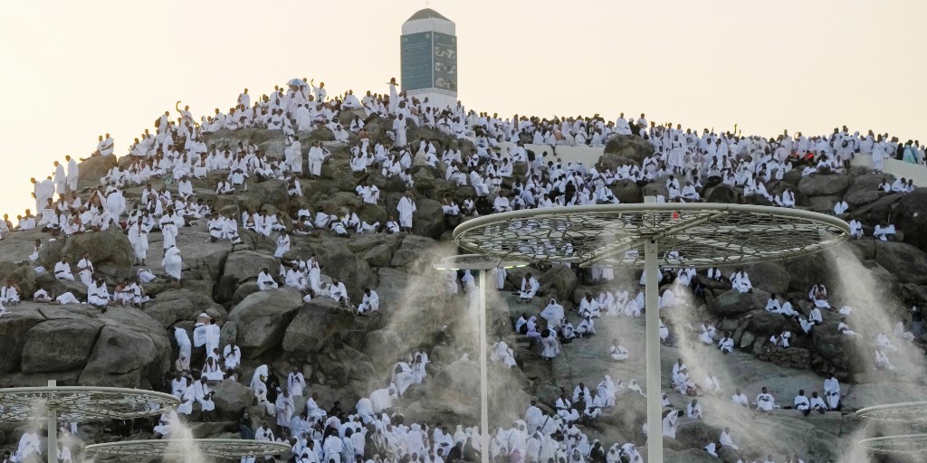 Vatten sprejas på muslimer som genomför den årliga vallfärden, hajj, vid Arafatberget.