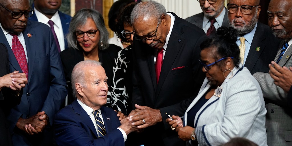 President Joe Biden skakar hand med pastor Wheeler Parker, kusin och nära vän med Emmett Till och det sista nu levande vittnet av hans bortförande.