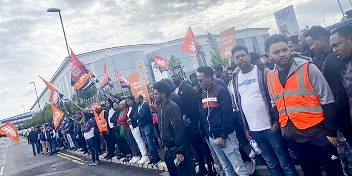I Storbritannien har omkring 900 lagerarbetare på ett Amazonlager i staden Coventry gått ut i en tredagars strejk.