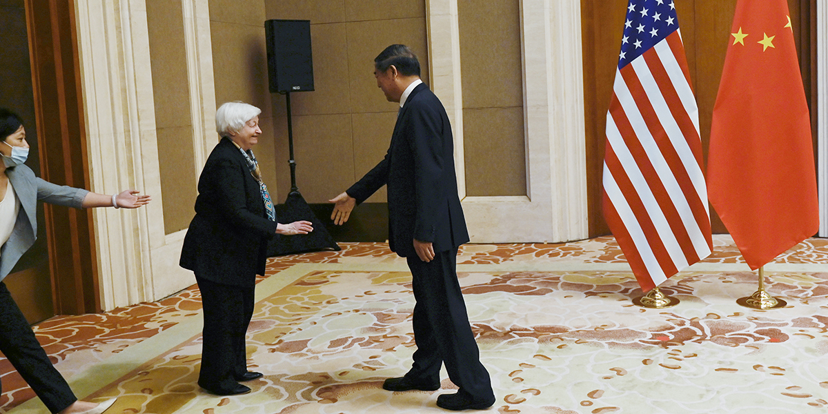 USA:s finansminister Janet Yellen skakar hand med Kinas vice premiärminister He Lifeng under deras möte i Peking, lördagen den 8 juli 2023.