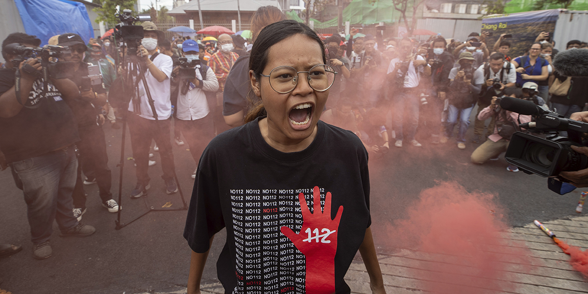 En anhängare till Phak Kao Klai (”Ny framtid”) under en protest utanför parlamentet i Bangkok, Thailand, onsdagen den 19 juli 2023.
