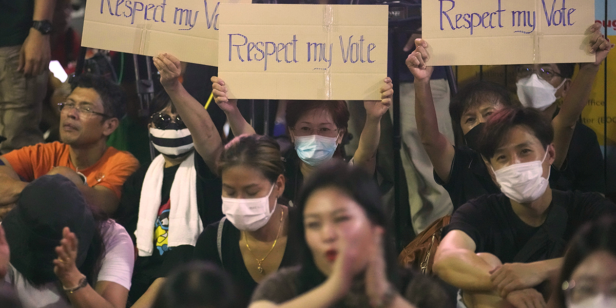 Anhängare till Kao Klai-partiet kräver att nationalförsamlingen tar hänsyn till folkets röster.