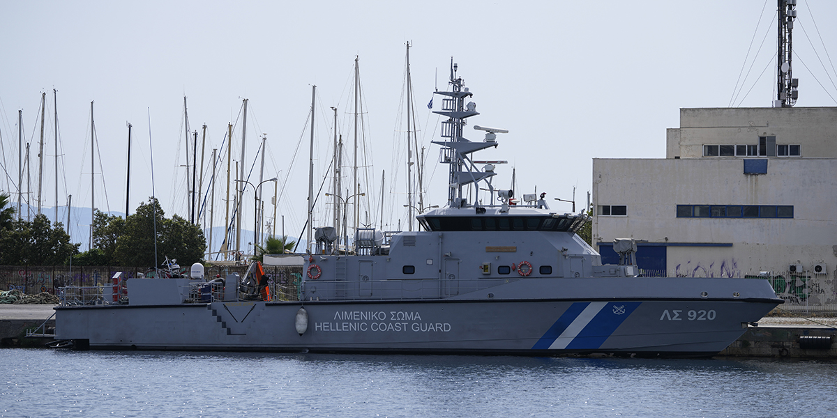 Ett grekiskt kustbevakningsfartyg ligger vid kaj i hamnen i Kalamata, Grekland, den 15 juni 2023.