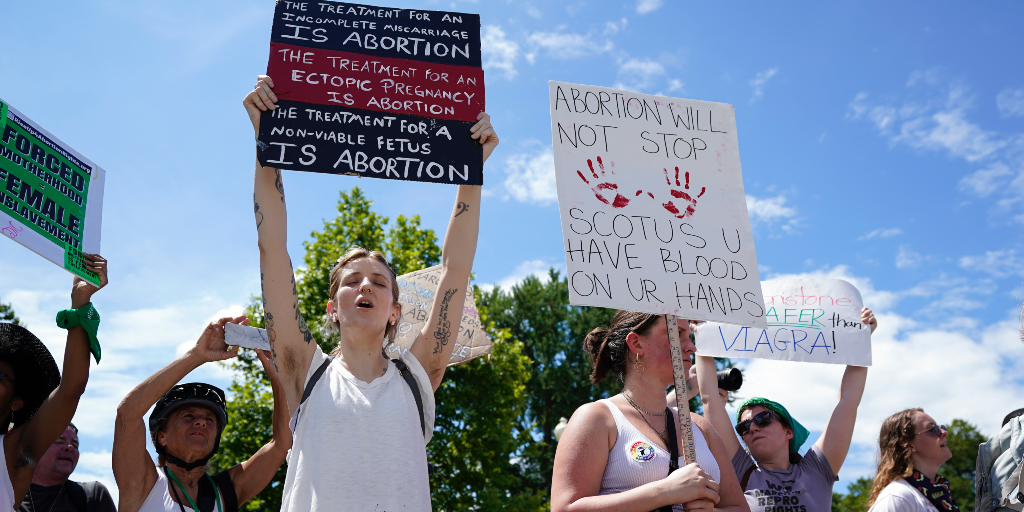Kvinnor demonstrerade för rätten till fri abort i Washington DC i juni, ett år efter att Högsta domstolen rev upp grundlagsskyddet för abort på federal nivå.
