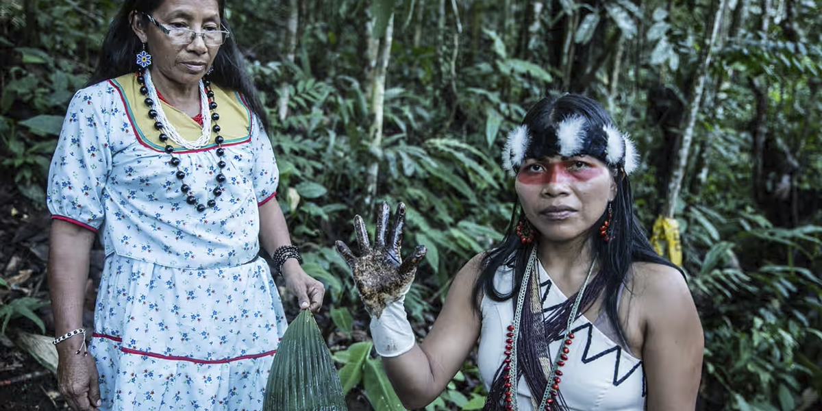 Waorani-ledaren Nemonte Nenquimo visar bevis på förorening av råolja i Amazonas regnskog i norra Ecuador.