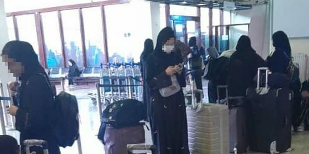 Talibanerna på Kabuls flygplats hindrade afghanska kvinnliga studenter från att åka till Dubai för högre utbildning.