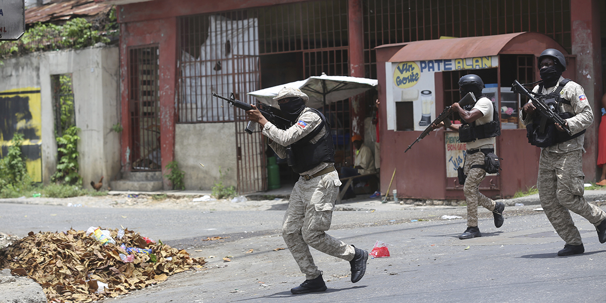 Polis i Port-au-Prince under oroligheter tidigare i veckan.