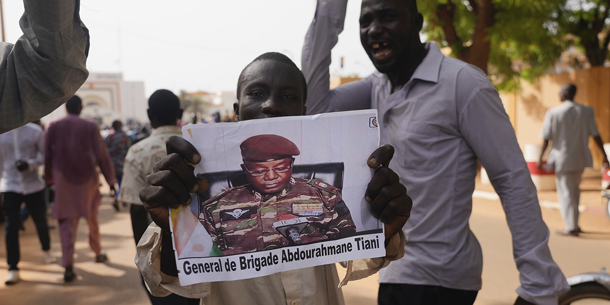 Anhängare till kuppledaren Abdourahamane Tiani i Niamey i Niger på söndagen.