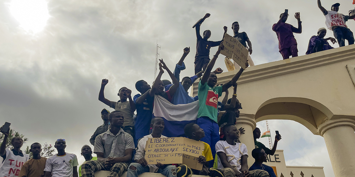 Anhängare till Nigers styrande junta protesterar mot utländsk inblandning, torsdagen den 3 augusti 2023.