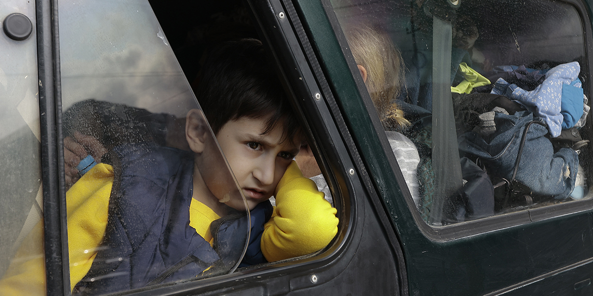 En etnisk armenisk pojke från Nagorno-Karabach vid ankomsten till Armeniens Goris, staden i Syunik-regionen, Armenien, måndagen den 25 september 2023.