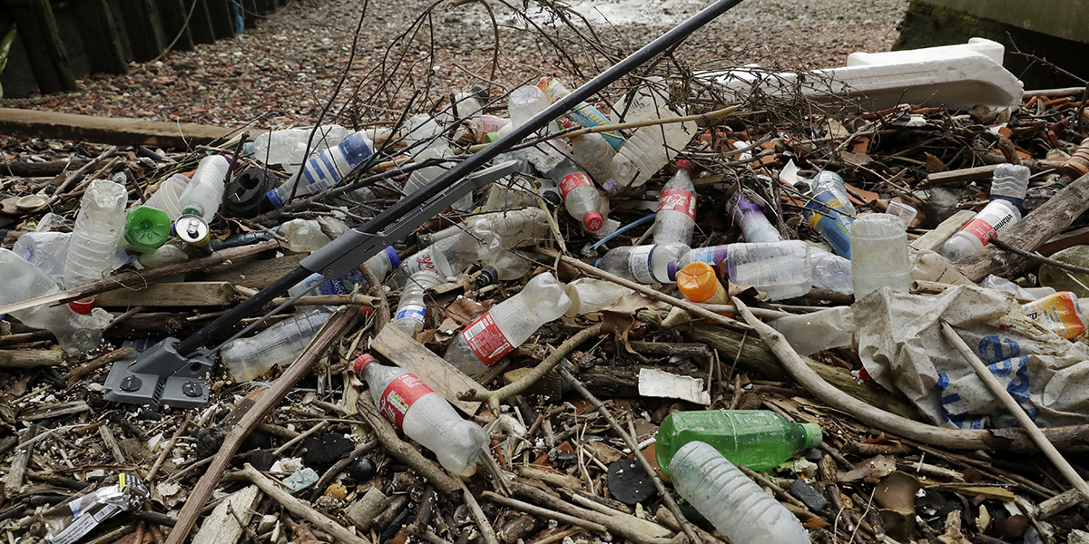 Plastflaskor uppspolade på en sandbank i London.