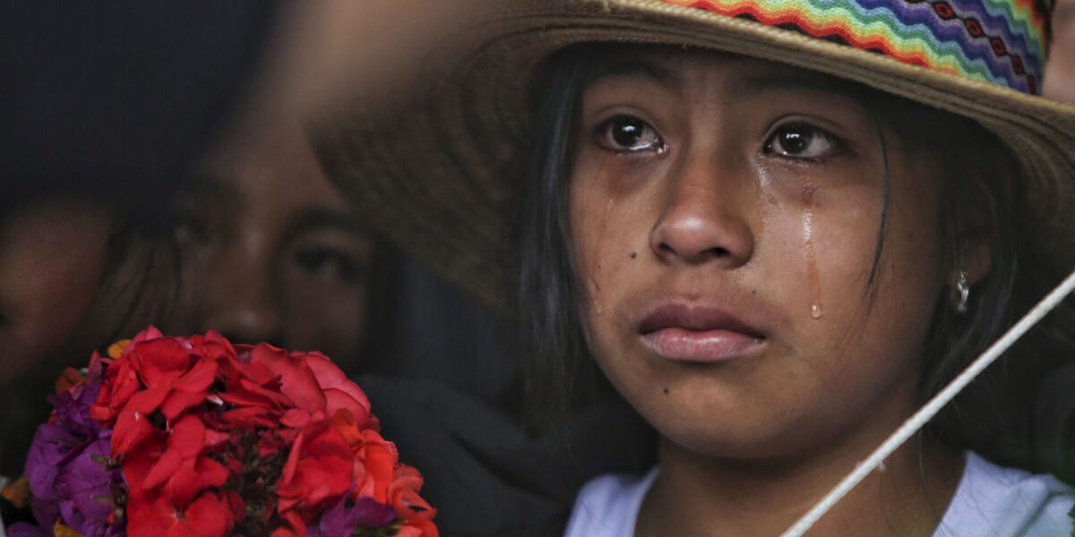 Sörjande efter mordet på urfolksledaren Fredy Campo Bomba, i Colombia, lördagen den 29 juli 2023.