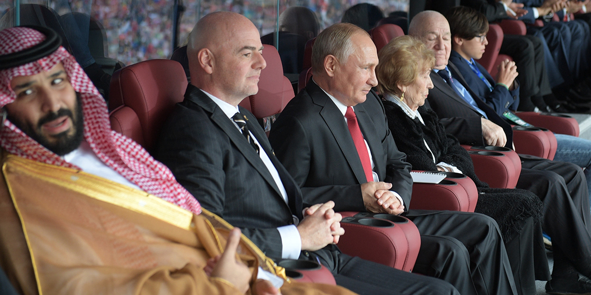 Saudiarabiens kronprins Mohammed bin Salman, FIFA:s president Gianni Infantino och Rysslands president Vladimir Putin vid matchen mellan Ryssland och Saudiarabien som inledde fotbolls-VM 2018 i Moskva, Ryssland, 14 juni, 2018.