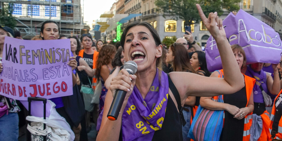 "Feministisk VAR – Rubiales är offside" står det på ett av plakaten vid en demonstration, syftande på det videosystem som utvecklats för att hjälpa huvuddomare att döma rätt.